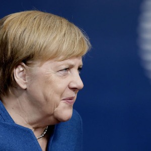 Allemagne :Angela Merkel trébuche en montant sur un podium - vidéo