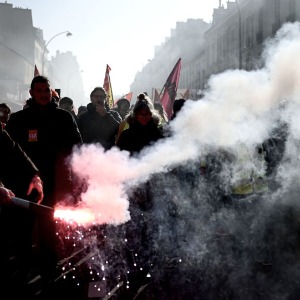France : Déplacement de Macron à Versailles: des manifestants repoussés par les forces de l’ordre - vidéos