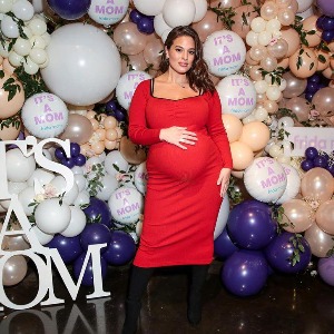 People : Ashley Graham raconte sans fard son expérience post-accouchement pour aider les jeunes femmes
