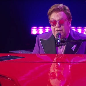 PEOPLE : Elton John poursuit sa tournée Néo-Zélandaise malgré sa pneumonie