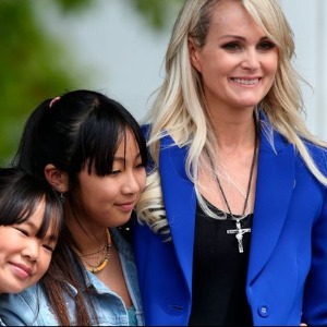 PEOPLE : Deux ans après la mort de Johnny  Laeticia Hallyday, sous le coup de l’émotion (photo)