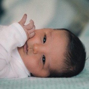 INSOLITE : Cameroun  un bébé né avec 32 dents dans la bouche, la Mère accuse les beaux-parents