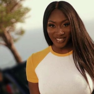 PEOPLE  : Aya Nakamura nous livre ses conseils de maquillage et forme