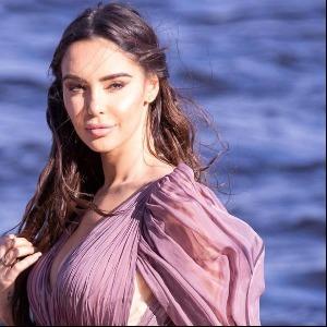 PEOPLE : Mini-robe et cuissardes, Nabilla joue les femmes fatales et enflamme encore la toile !