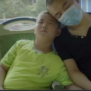 PEOPLE : Un garçon prend 18 kilos pour sauver la vie de son père grâce à une greffe de cellules souches