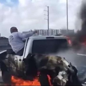 PEOPLE : L’homme prisonnier d’une voiture en feu voit les gens filmer la scène avec leurs téléphones au lieu de l’aider