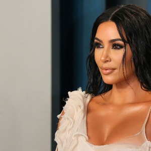 PEOPLE : Kim Kardashian arbore des courbes pour promouvoir la campagne Skims (Photos)