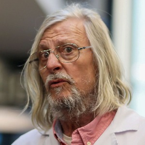 PEOPLE : Didier Raoult méconnaissable sur un cliché en Afrique : les internautes sont hilares