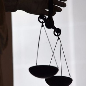 FAITS DIVERS : Saint-Etienne  un papa de 32 ans gifle sa fille de 2 mois parce qu’elle pleure