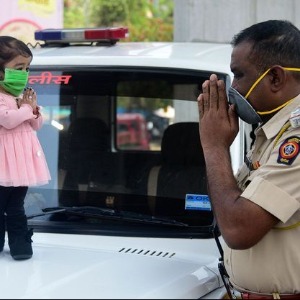 Inde : Jyoti Amge, la plus petite femme au monde, encourage au confinement