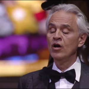 PEOPLE : Andrea Bocelli donne un concert en solitaire pour Pâques dans une cathédrale vide malgré le confinement