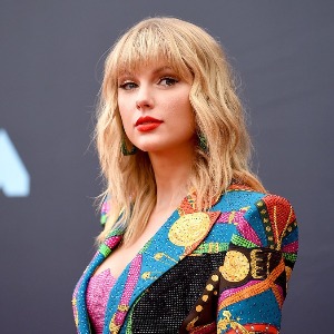 PEOPLE : Taylor Swift  la chanteuse s’en prend violemment à son ancien label