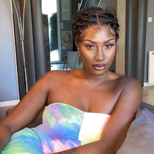 PEOPLE : Aya Nakamura  Robe colorée en confinement, les concerts lui manquent