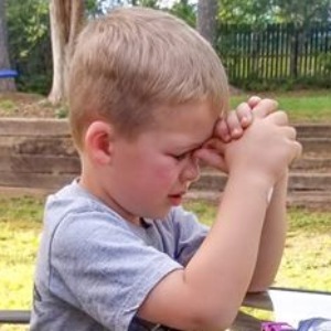 INSOLITE : Le petit garçon de 4 ans prie pour son grand-père atteint du Covid-19 (photo)