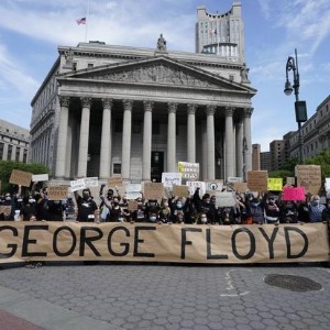 AMÉRIQUE : des manifestations se déroulent dans tout le pays après la mort de George Floyd alors que Minneapolis brûle