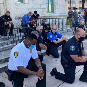 ETATS-UNIS : De nombreux policiers rejoignent les manifs !