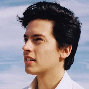 AMÉRIQUE Racisme aux États-Unis : Cole Sprouse aux yeux rouges, ne lâche pas l’affaire Georges Floyd