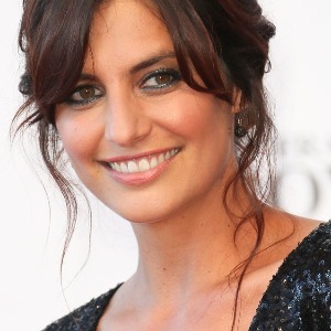 PEOPLE Laëtitia Milot en bikini : sans soutien-gorge, elle offre une vue prolongent sur son décolleté