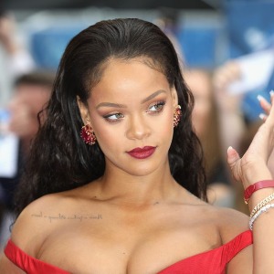 PEOPLE : En soutien-gorge et culotte jaune fluo très sexy, Rihanna séduit ses admirateurs