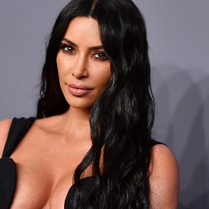 PEOPLE :Kim Kardashian dévoile un décolleté XXL dans un bikini rikiki