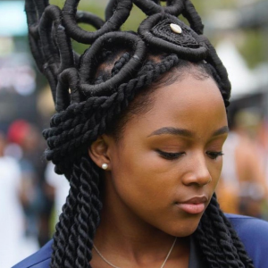 AFRIQUE2050 : Cheveux tout à propos de ça ! Nous interviewons Nikiwe Diova, une créatrice émergente de #DI sur son art capillaire