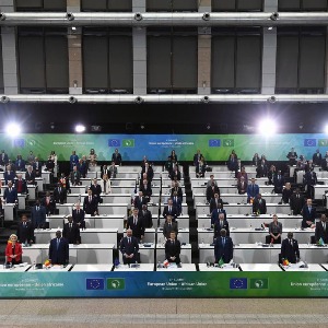 AFRIQUE2050 : Qu'y a-t-il sur la table du sommet UE-Afrique ?  Juste du baratin sur la table des agapes, le pillage peut continuer