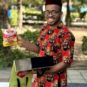 Cet homme a préparé un mets nigérian à cuisson lente