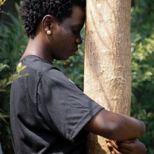 Un militant ougandais pour le climat établit un record mondial Guinness pour le plus long câlin dans un arbre