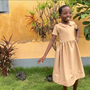 Une organisation non lucrative offre des uniformes durables aux jeunes écolières du Togo.