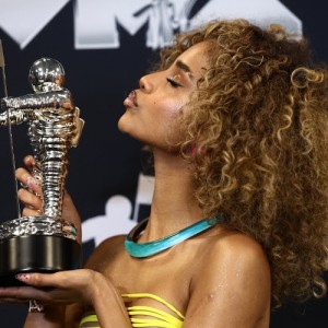 Tyla a éclaté avec trois victoires aux MTV Europe Music Awards, remportant les prix de la meilleure artiste afrobeats, R&B et africaine.