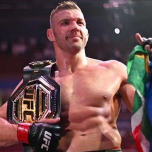 SPORT : Du Plessis d'Afrique du Sud bat Strickland et conserve son titre de champion des poids moyens