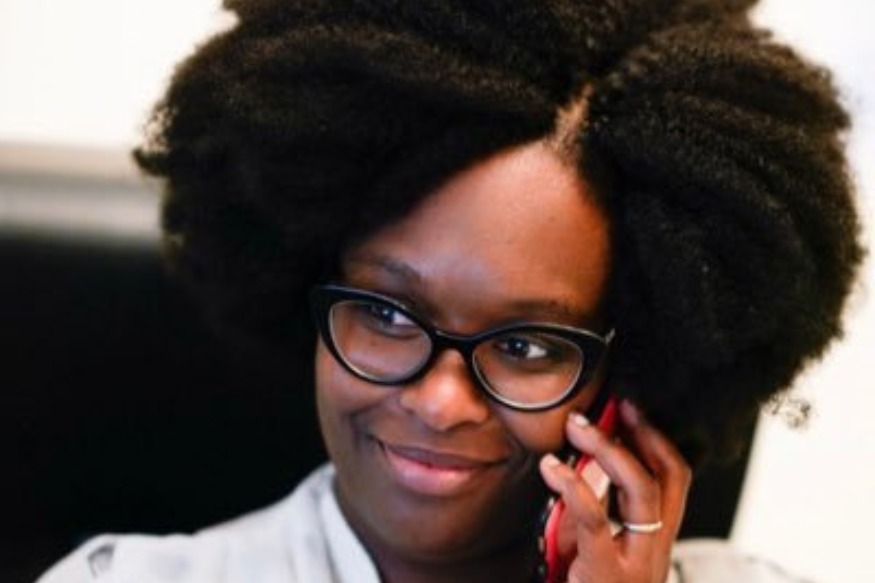 Une femme d'origine sénégalaise obtient un poste de porte-parole du gouvernement français et elle téléphone  au Resto du Cœur pour faire un don !