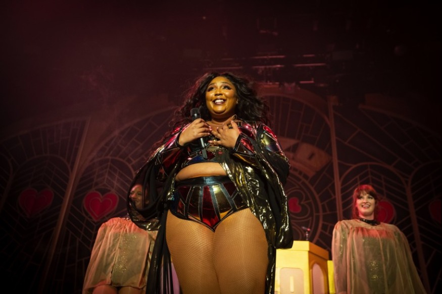Lizzo : la chanteuse a joué un tour qui a dû plaire au styliste Simon Porte Jacquemus