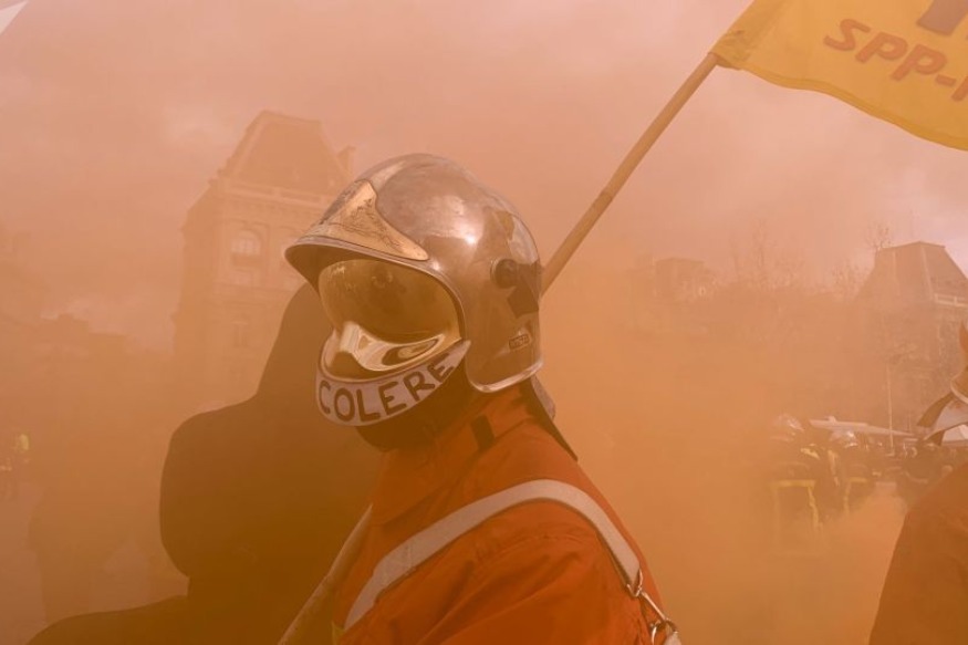 FRANCE : Tensions et usage de gaz lors de la manifestation des pompiers à Paris