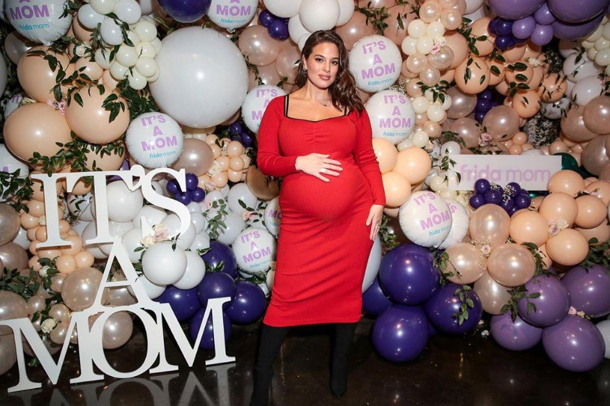 People : Ashley Graham raconte sans fard son expérience post-accouchement pour aider les jeunes femmes