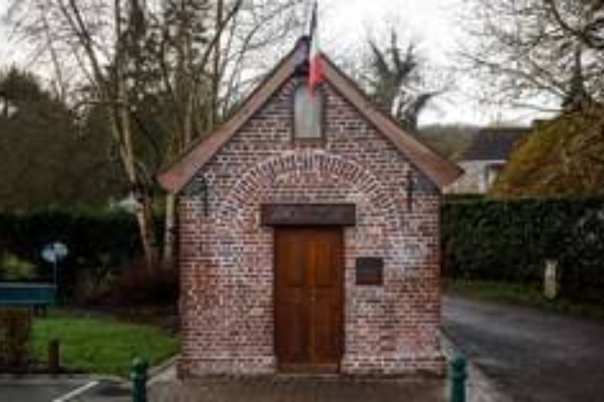 INSOLITE : Municipales 2020  en Normandie, la plus petite mairie de France est une ancienne chapelle.