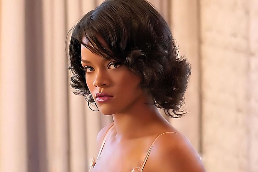 PEOPLE : Photos Rihanna affiche sa courbe de tueur dans une nouvelle image