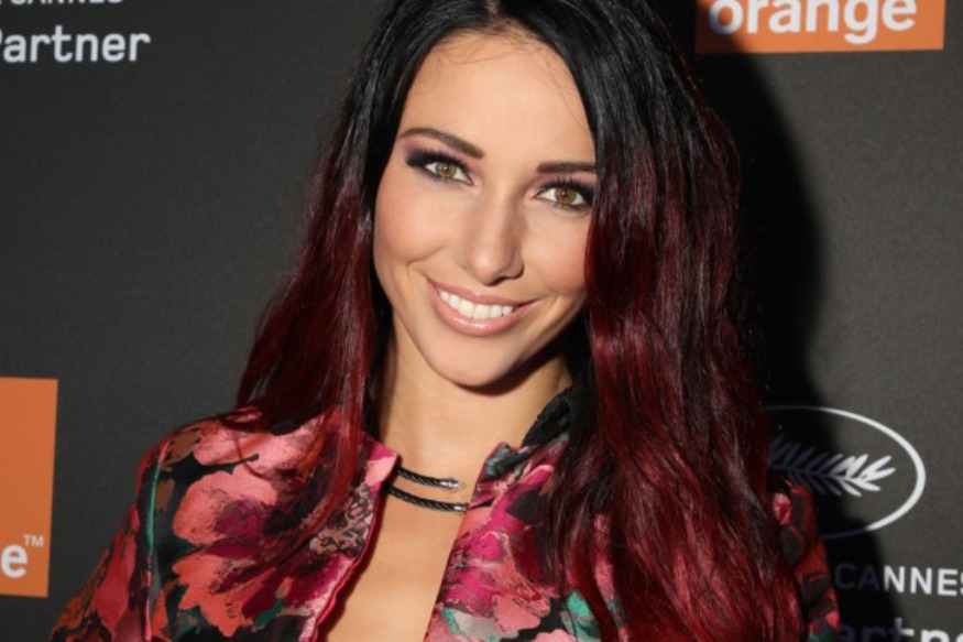 PEOPLE : Delphine Wespiser se confine en petite tenue, les internautes critiquent l’ancienne Miss France