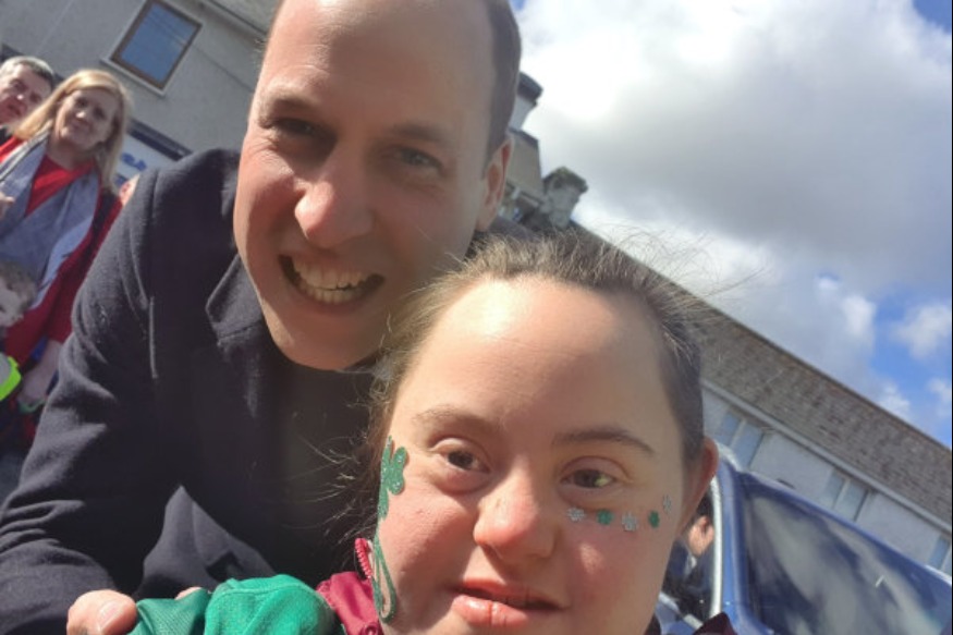 PEOPLE : Le prince William rompt le protocole royal et accepte de prendre un selfie avec une fan