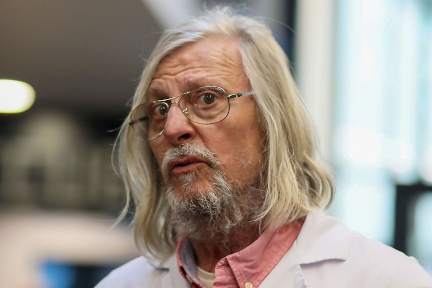 PEOPLE : Didier Raoult méconnaissable sur un cliché en Afrique : les internautes sont hilares