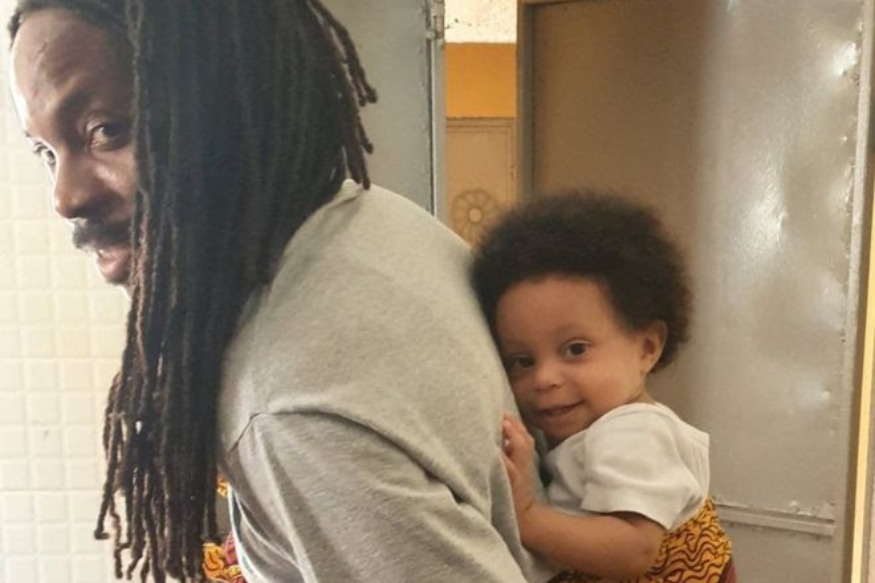 AFRIQUE : Sierra-Léone verrouillage du coronavirus: le ministre sierra-léonais «modèle» porte un bébé et tient une réunion Zoom