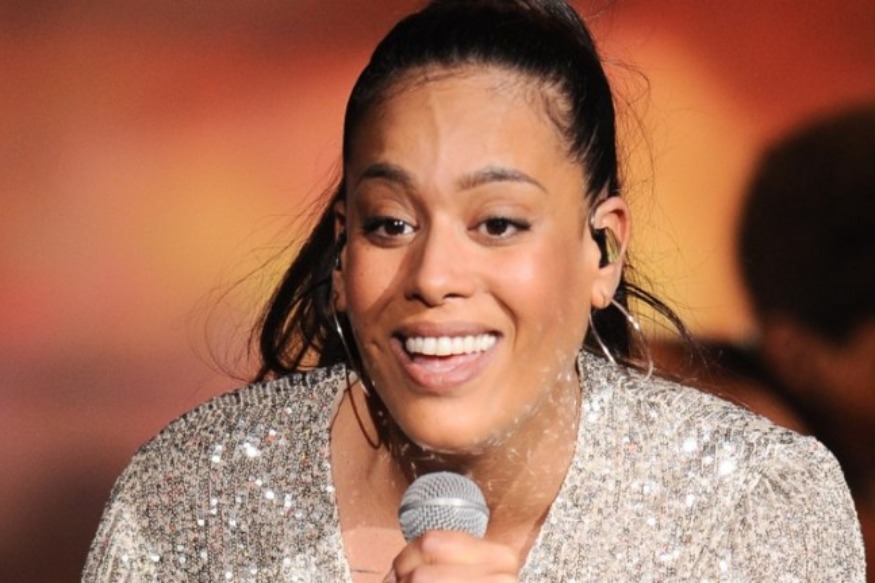 PEOPLE : Amel Bent super mince : quand elle ose le pantalon à paillettes et dévoile ses jolies formes