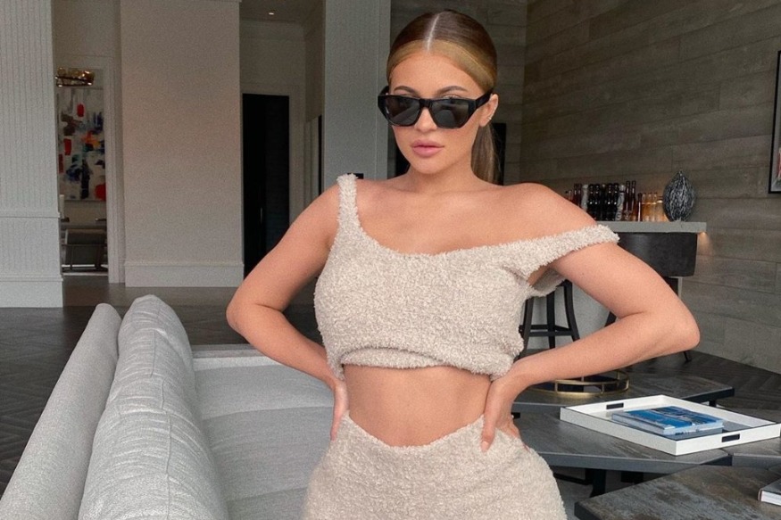 PEOPLE  Kim Kardashian : sa soeur Kylie sexy dans une tenue de chez SKIMS !