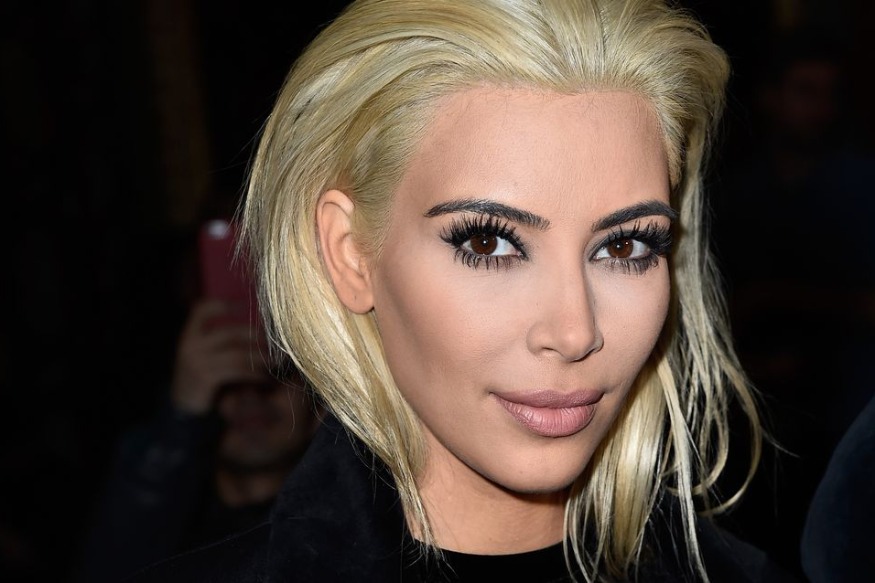 PEOPLE Kim Kardashian délaisse ses cheveux bruns et opte pour un blond doré !