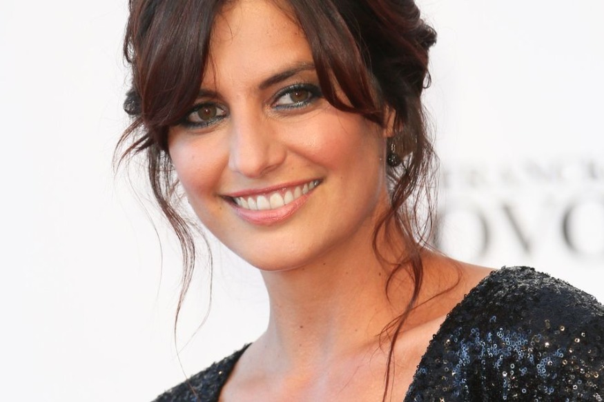 PEOPLE Laëtitia Milot en bikini : sans soutien-gorge, elle offre une vue prolongent sur son décolleté