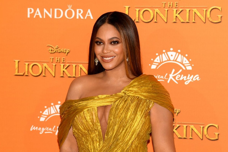 PEOPLE : Beyoncé s’affiche dans une magnifique robe très échancrée !
