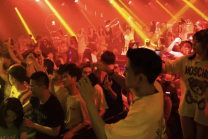 CHINE : La Chine « fait la fête comme si c’était 2019 » Les piscine-party, les boîtes de nuits et les bars de Wuhan sont pleins à craquer