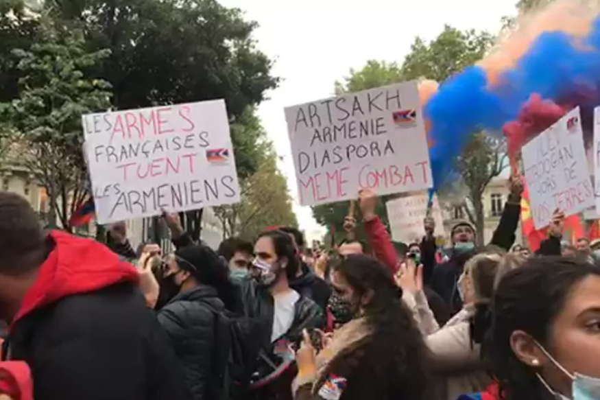 PARIS : «Civils arméniens en danger»: manifestation devant l’ambassade d’Azerbaïdjan à Paris – vidéo