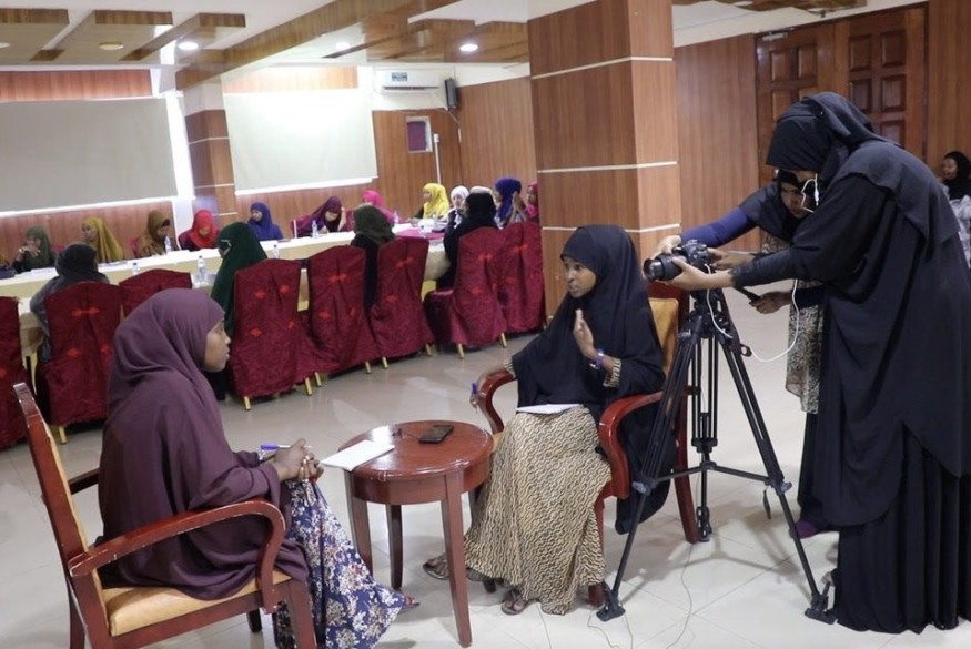 Les femmes journalistes somaliennes défient les attentes de la famille et de la société pour faire un travail qu'elles estiment essentiel à l'avenir de leur nation