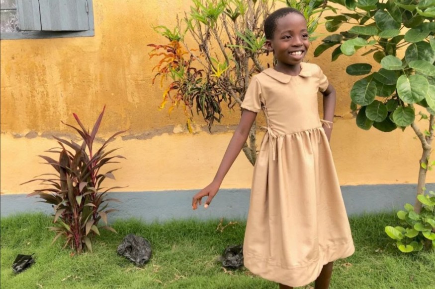 Une organisation non lucrative offre des uniformes durables aux jeunes écolières du Togo.